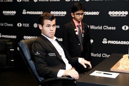 Magnus Carlsen, segundos antes de iniciar la 7ª partida, junto al niño prodigio Shreyas Royal, de 9 años, encargado del saque de honor