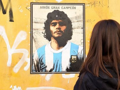 Un mural en honor a Diego Armando Maradona en el que asemeja al histórico retrato del Che Guevara, en Roma (Italia), el 27 de noviembre de 2020.