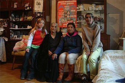 Tres generaciones de gitanas: de izquierda a derecha, la nieta Irene, la abuela Herminia, la madre y la tía.