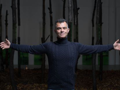 El artista Mario Valdés posa junto a 'El bosque secreto'.