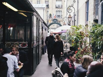 Comida biológica, decoración 'vintage' y encanto urbanita puesto al día en tres distritos de moda en la orilla derecha del Sena. En la imagen, restaurantes en el Marché des Enfants Rouges.