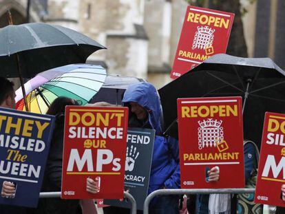Manifestantes contrarios al Brexit a las puertas del Tribunal Supremo de Reino Unido, este martes en Londres.