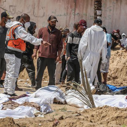 Varios sanitarios exhuman cadáveres en una fosa común, el lunes en el recinto del hospital Nasser de Jan Yunis (Gaza).