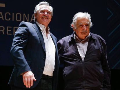 Alberto Fernández junto a José Mujica en una conferencia este viernes.