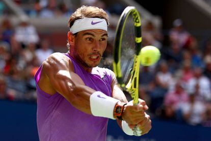 Nadal devuelve de revés durante el partido contra Chung en Nueva York.