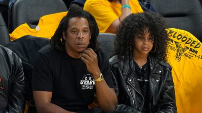 El rapero Jay-Z junto a su hija Blue Ivy Carter, en un partido de baloncesto entre los Boston Celtics y los Golden State Warriors, en San Francisco el 13 de junio de 2022.