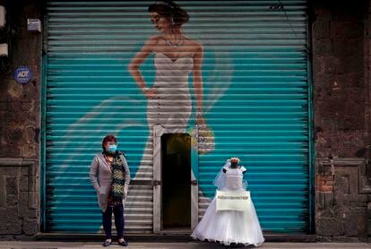 Una vendedora de vestidos para novias y quince años protesta en las calles del centro de la Ciudad de México.