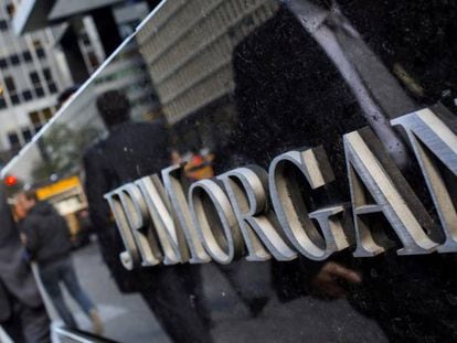 JP Morgan: las medidas del nuevo Gobierno “no ayudarán” a la banca