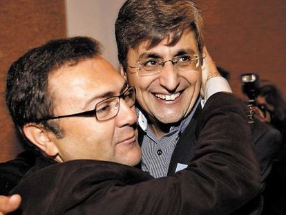 Miguel Ángel Heredia (izquierda) y José Aurelio Aguilar se abrazan al término del congreso.