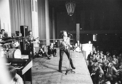 The Doors, actuando en Alemania en 1968. Al fondo, Robby Krieger con la guitarra; en el centro del escenario, Jim Morrison.