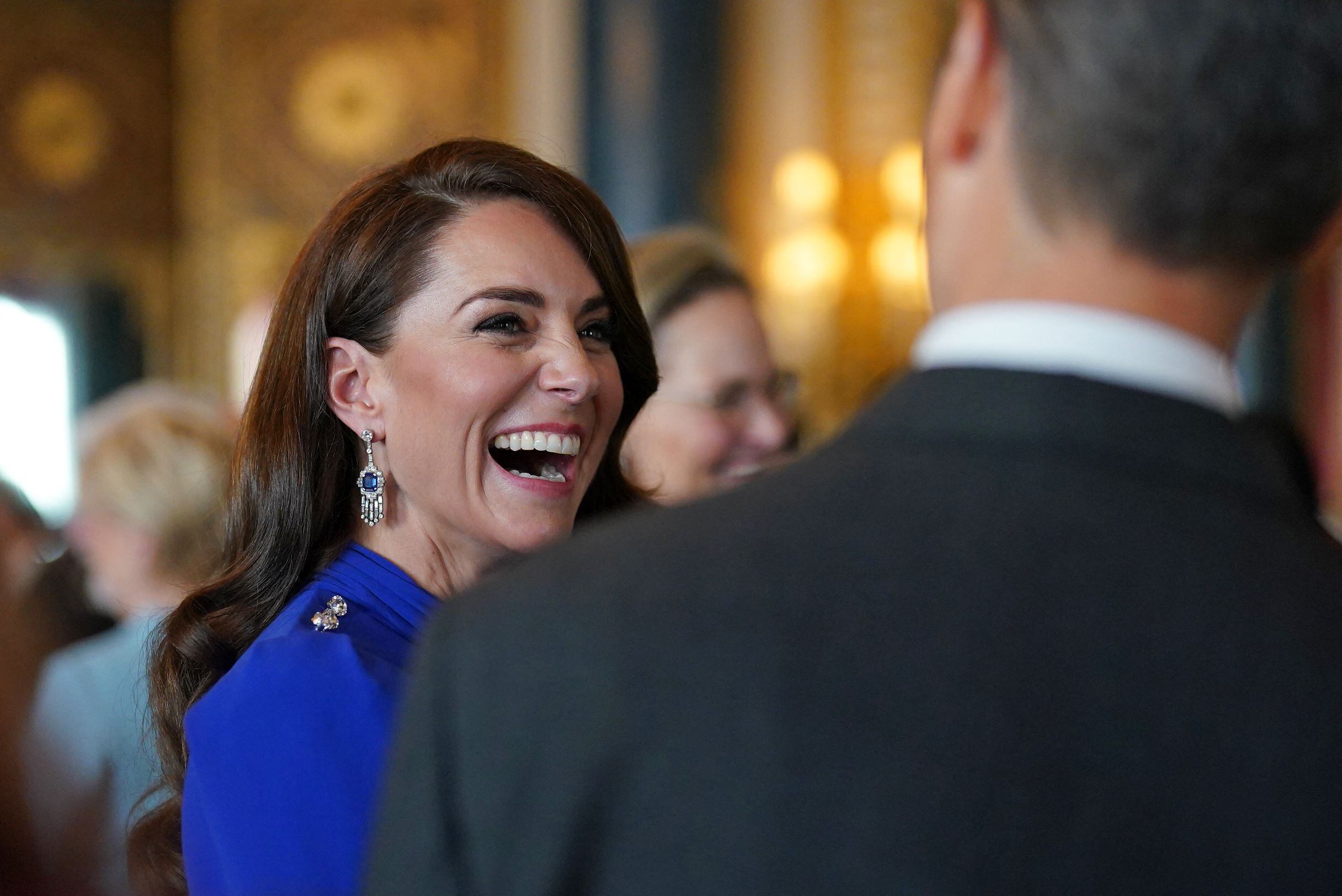 Kate Middleton, esposa de Guillermo de Inglaterra, heredero al trono británico, charla con algunos de los invitados a la recepción.