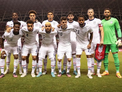 El equipo de Estados Unidos posa antes de un partido.