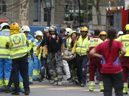 Los bomberos trabajan tras el accidente laboral en el Hotel Ritz.