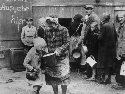 Gent fent cua per aconseguir menjar a Berlín el 1945.