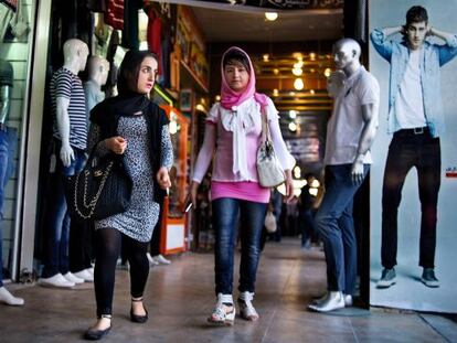 J&oacute;venes comprando en Suleimaniya, en el Kurdist&aacute;n iraqu&iacute;.