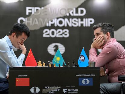 Ian Niepómniashi y Ding Liren durante la octava partida del Mundial de Ajedrez.