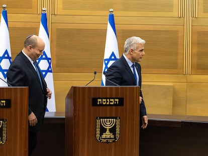 Naftali Bennett (izquierda) y Yair Lapid, políticos israelíes que forjaron una coalición para derrocar a Netanyahu, en una rueda de prensa el 20 de junio.