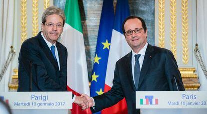 Paolo Gentiloni y Fran&ccedil;ois Hollande reunidos el martes en el El&iacute;seo.