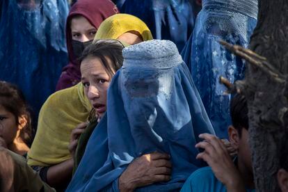 Mujeres afganas desplazadas por el avance talibán en un campo de Kabul.