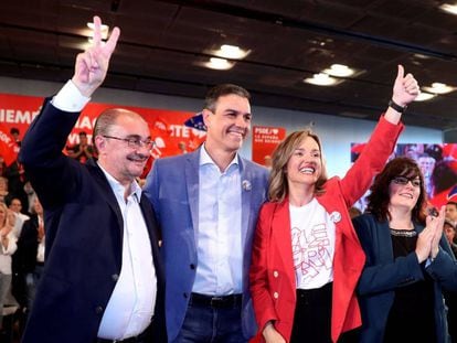 Pedro Sánchez, este lunes en Zaragoza con los candidatos a la presidencia de Aragón y del Ayuntamiento de la capital, Javier Lambán (i) y Pilar Alegría.