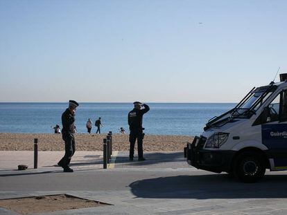 Agentes de la Guardia Urbana en la Barceloneta, en una imagen de archivo.