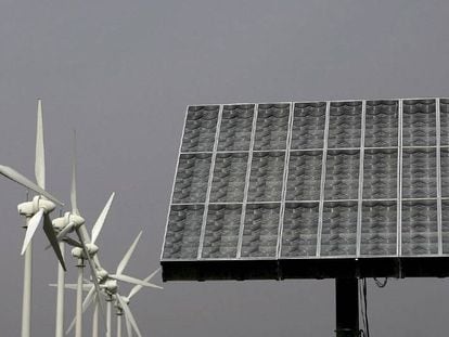 Molinos aerogeneradores y panel de energ&iacute;a fotovoltaica en Santa Cruz de Tenerife.