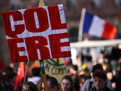 Un manifestante sujetaba este viernes una pancarta con la palabra "rabia" durante una de las protestas en contra de la reforma de las pensiones de Macron en Estrasburgo.