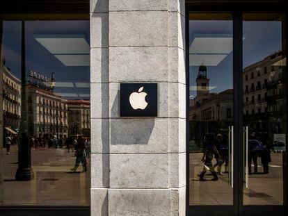 Entrada de la tienda Apple en la Puerta del Sol de Madrid, este jueves.