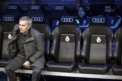 José Mourinho, en el banquillo, con Casillas y Modric