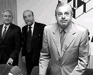 Román Knörr a la derecha, acompañado por José Guillermo Zubía, en el centro.