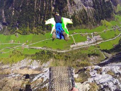 Nueve hombres pájaro se lanzan al vuelo sobre los fiordos noruegos, Vídeos