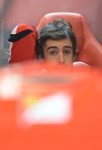 Fernando Alonso, en el 'box' de Ferrari en Austin