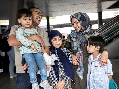 La esposa y los hijos de Said Hosaini, refugiado en España desde el año pasado, llegan a la estación de autobuses de Valencia el lunes, 12 de septiembre.