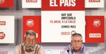 Candido Méndez (i), de UGT, e Ignacio Fernández Toxo, de CC OO.
