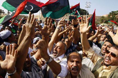 Libios celebran la caída de Gadafi en la plaza de los Mártires de Trípoli.