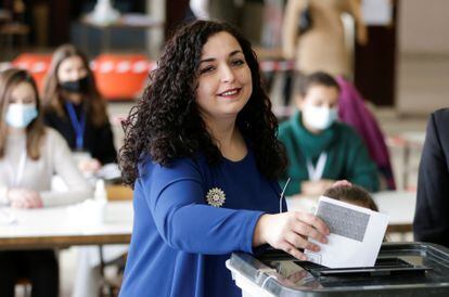 Vjosa Osmani deposita su voto, este domingo en Prístina.