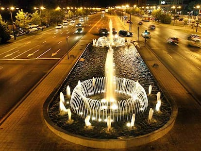 Una vista nocturna de la avenida del Cid de Valencia, iluminada por centenares de farolas.