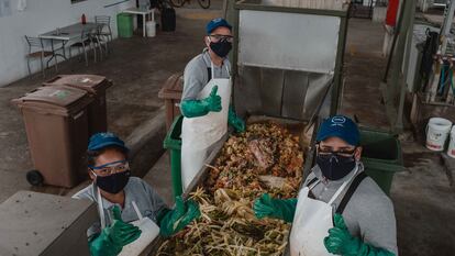 Empleados de la planta de Sinba durante el proceso de reciclaje.