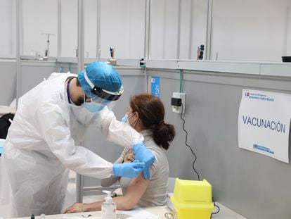 Una mujer recibe la vacuna de AstraZeneca en el Hospital Isabel Zendal, en Madrid, (España), el 23 de febrero de 2021.