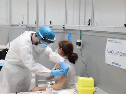 Una mujer recibe la vacuna de AstraZeneca en el Hospital Isabel Zendal, en Madrid, (España), el 23 de febrero de 2021.