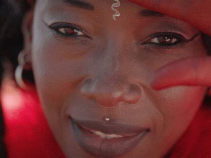 La gran voz de la música beninesa, Angelique Kidjo, en un fotograma de su videoclip en YouTube.