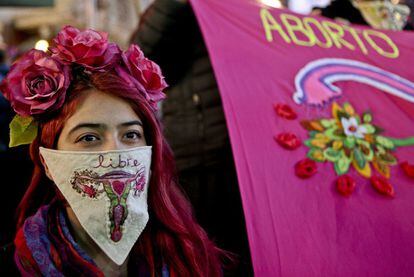 Una participante de la manifestación a favor de la legalización del aborto en Santiago, Chile.
