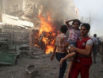 Equips d'emergències rescaten civils després d'un bombardeig als afores de Damasc.