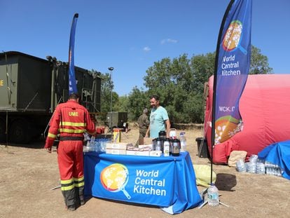 Un puesto de la ONG World Central Kitchen, en la comarca de Tábara (Zamora), que el chef asturiano José Andrés ha enviado al incendio de Losacio (Zamora) para asegurarse de que los que luchan contra el fuego tengan comida caliente y de calidad.