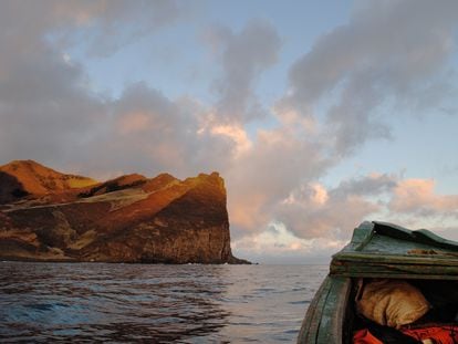 Vista desde el mar de la isla Robinson Crusoe, en el archipiélago chileno de Juan Fernández (Chile).