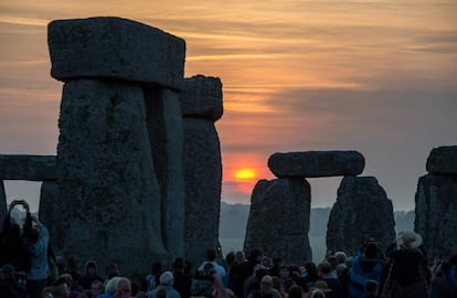 Todos los visitantes observan el amanecer durante el solsticio de verano el monumento prehistórico de Stonehenge, cerca de Salisbury, Inglaterra.