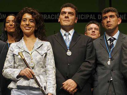 La popular Guadalupe Bragado, el socialista Rafael Gómez y Raúl Calle, de IU, tras la investidura de la primera como alcaldesa.