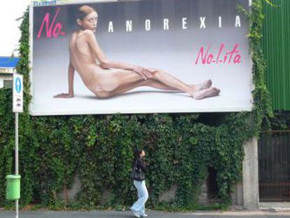 Isabelle Caro, model anorèxica que apareixia en la campanya publicitària de la firma de roba italiana Nolita, amb fotografia d'Oliverio Toscani.
