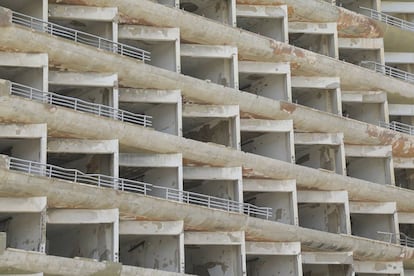 Uno de los grandes hoteles a pie de playa de Varosha, hoy completamente en ruinas.