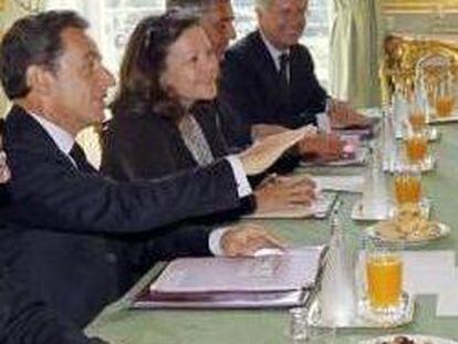 Nicolas Sarkozy y Angela Merkel conversan en el palacio del Elíseo de París
